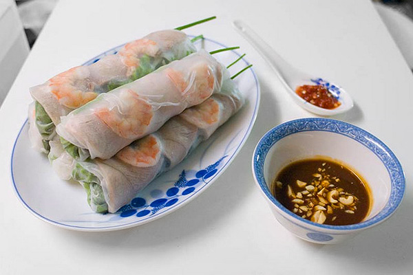 goi cuon rolls and dipping sauce