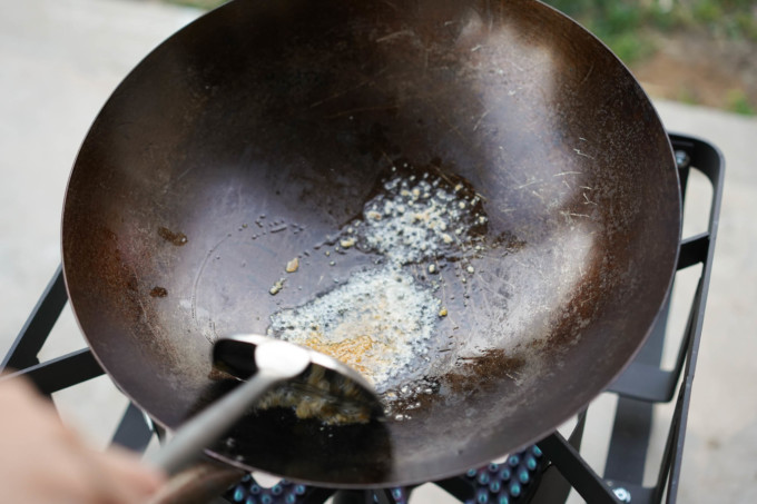 sauteing garlic in oil in the wok
