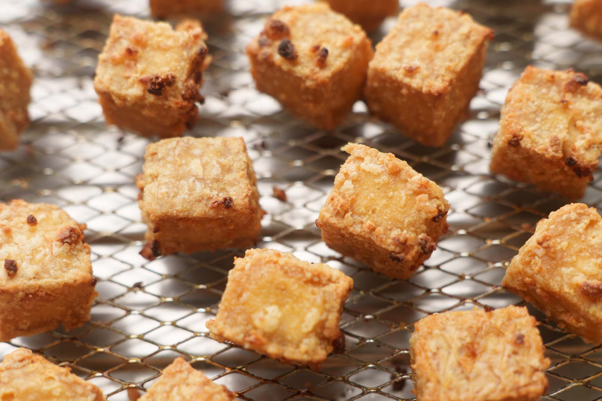 Crispy Air Fryer Tofu Recipe - Hungry Huy