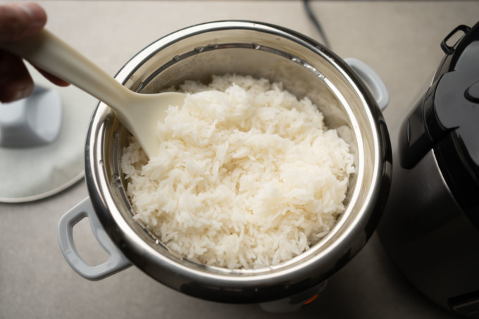 fluffing rice in Aroma Select Stainless rice cooker