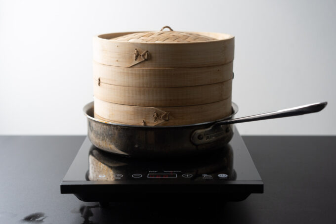 https://www.hungryhuy.com/wp-content/uploads/bamboo-steamer-on-skillet-680x453.jpg