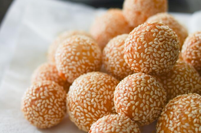 banh cam sesame balls