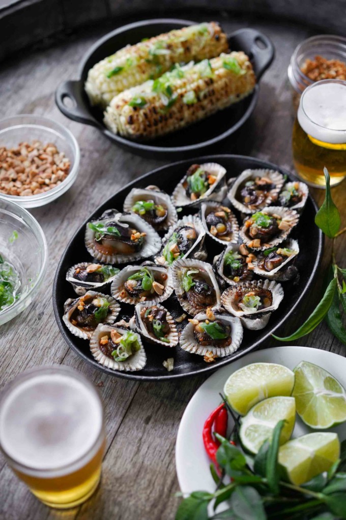 grilled clams with beer and corn