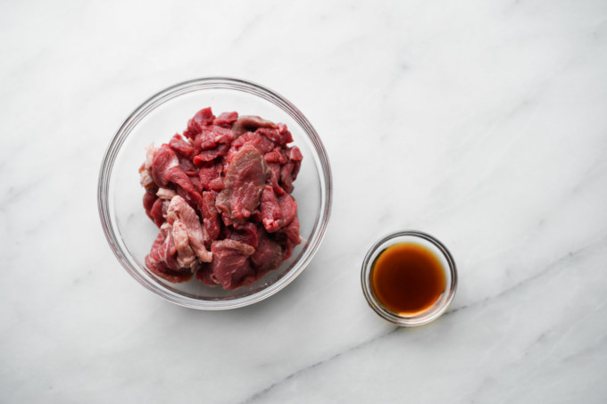 glass prep bowls of beef and marinade