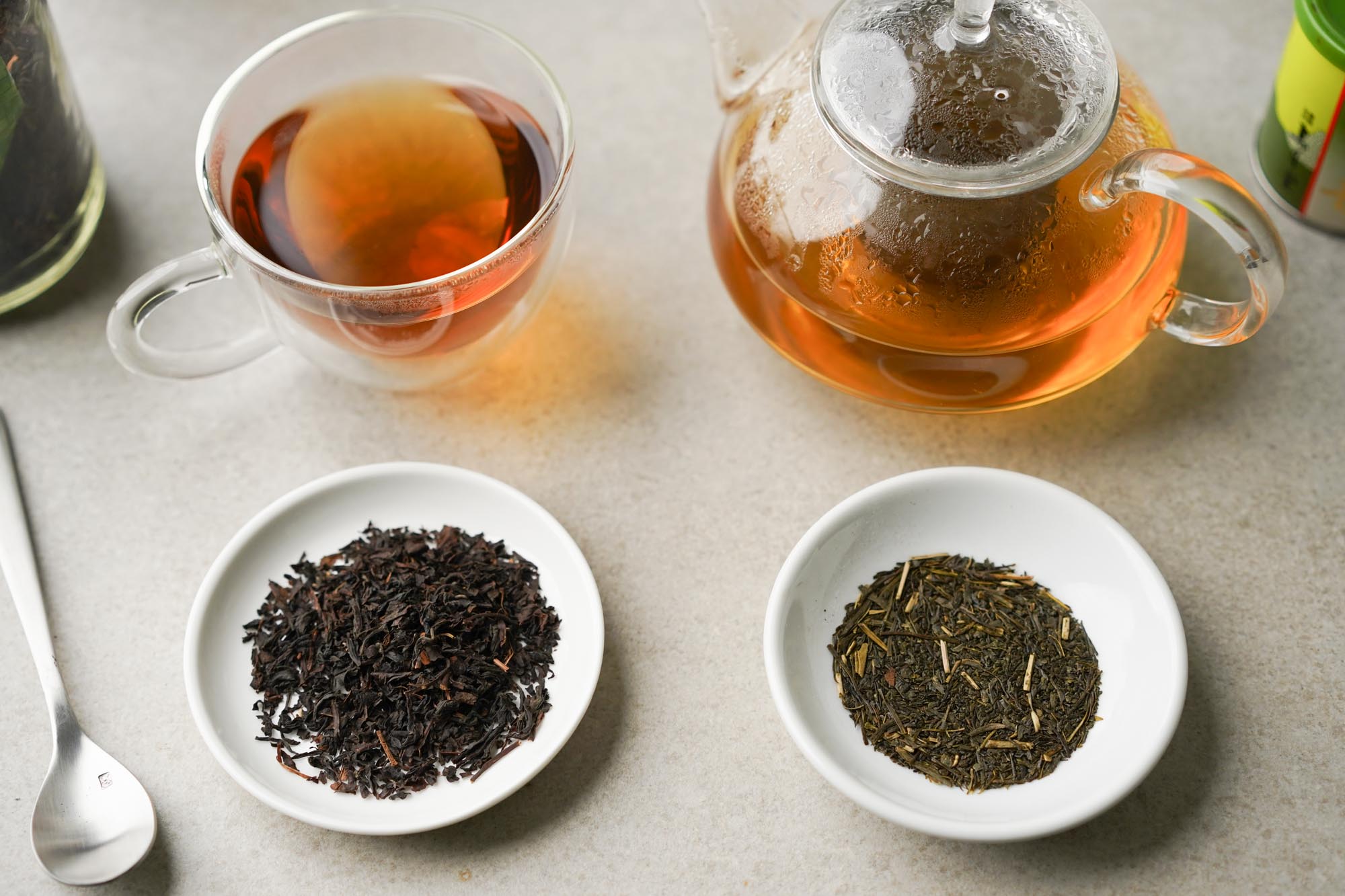 https://www.hungryhuy.com/wp-content/uploads/black-vs-green-tea-leaves.jpg