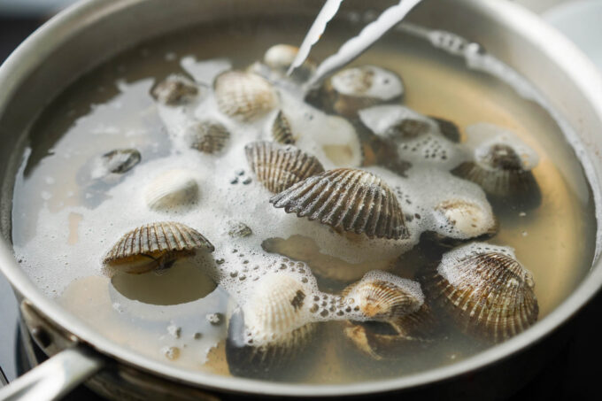 boiling clams opening