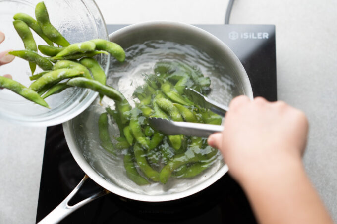 boiling frozen soybeans / edamame