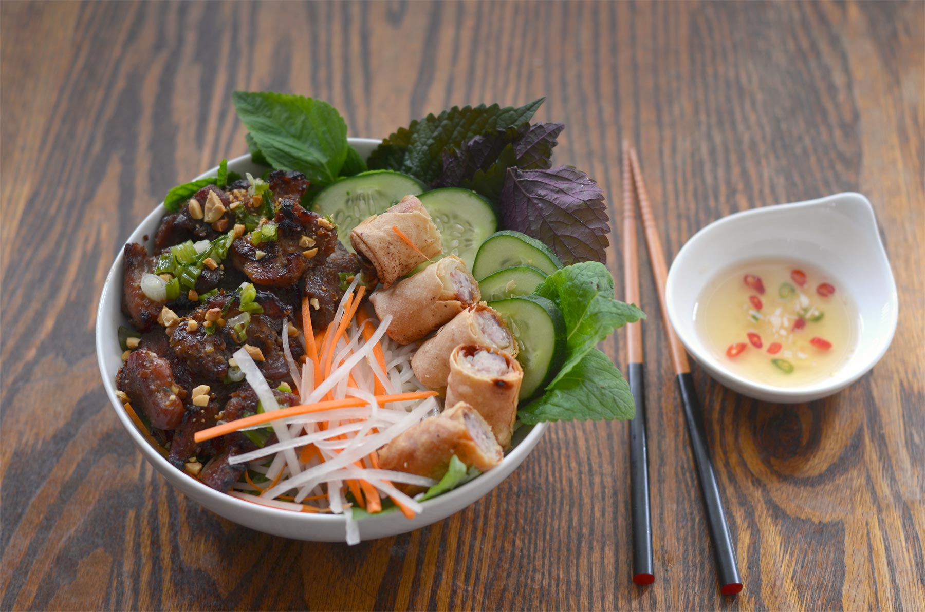 bowl of bun thit nuong with dipping sauce