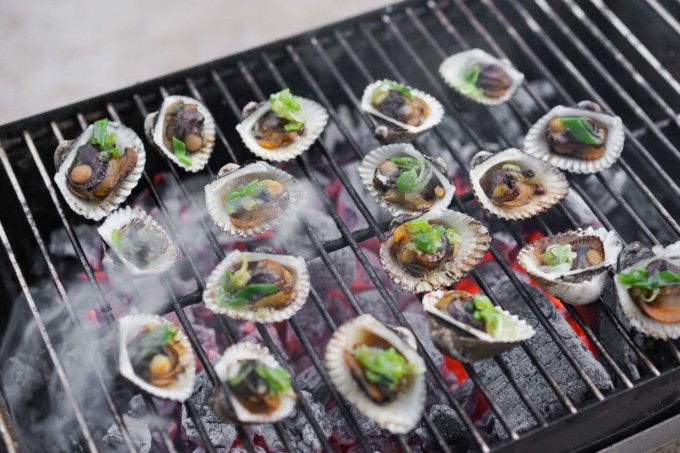 grilling clams on charcoal grill