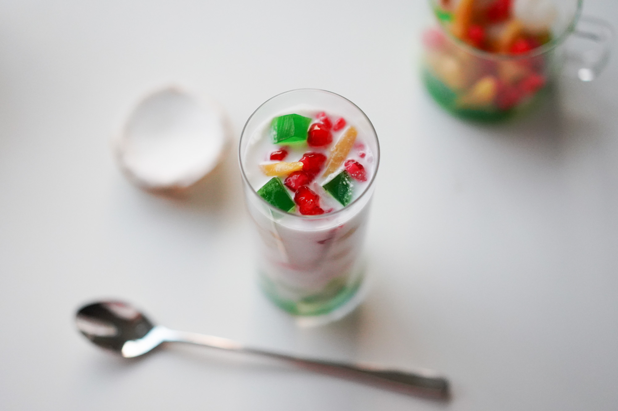 glass of che Thai with coconut