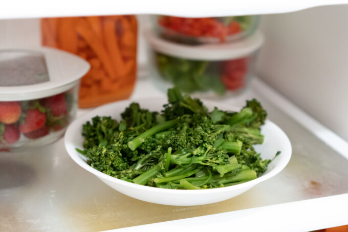 refroidir les broccolini au réfrigérateur