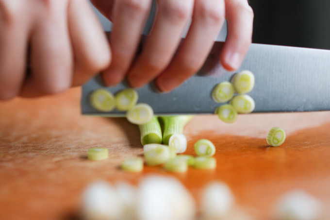slicing green onion into rounds