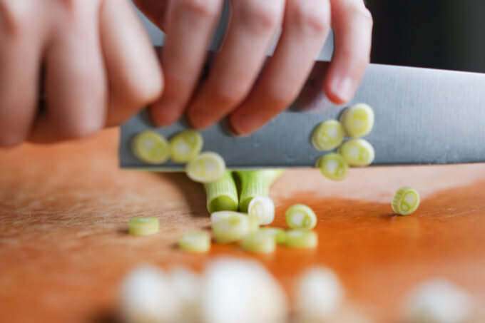 slicing green onion into rounds