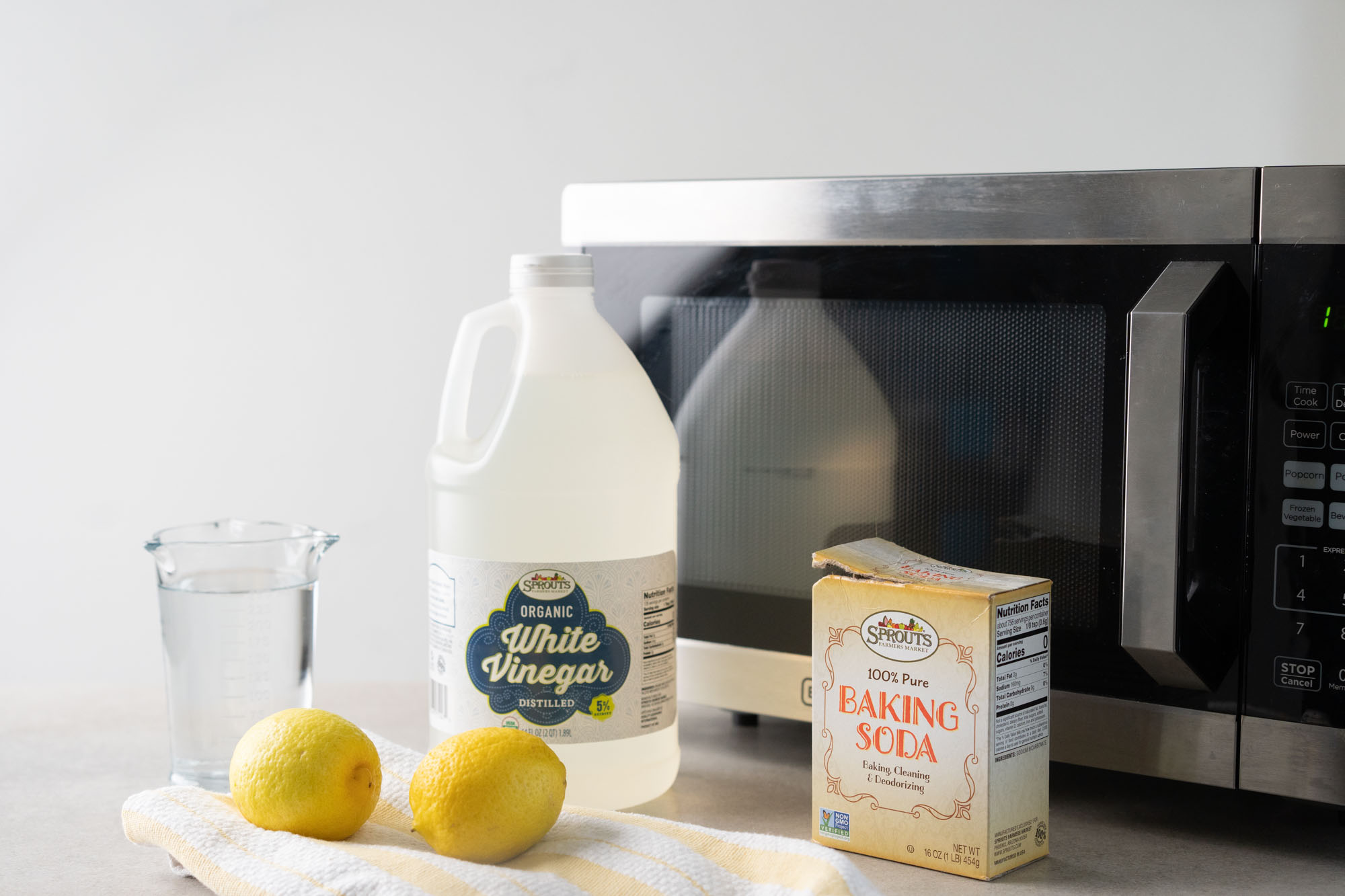 How to Clean a Microwave with Lemon and Vinegar - Best Microwave Cleaning  Tips