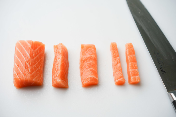 comment couper le saumon pour les handrolls