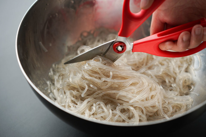 cutting cooked glass noodles