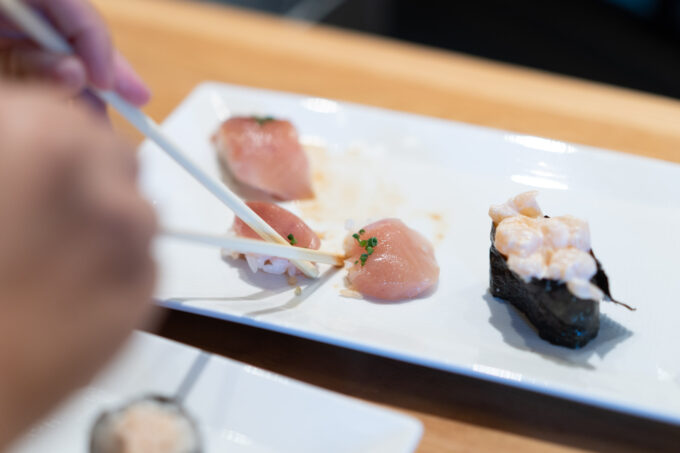 couper des nigiri avec des baguettes