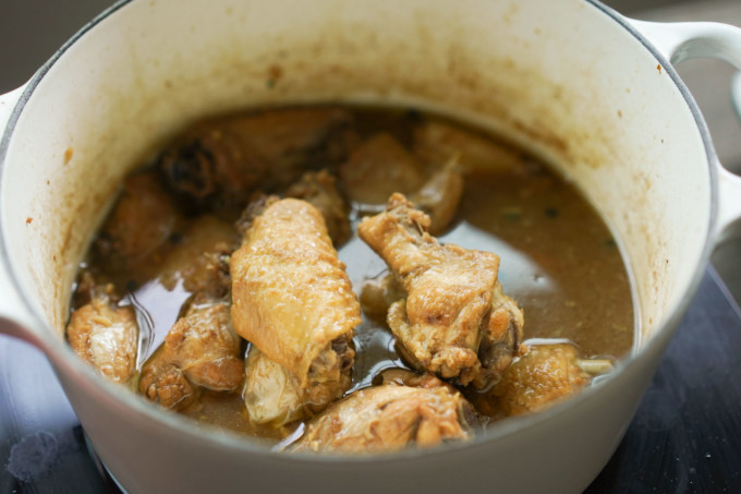 completed pot of chicken adobo