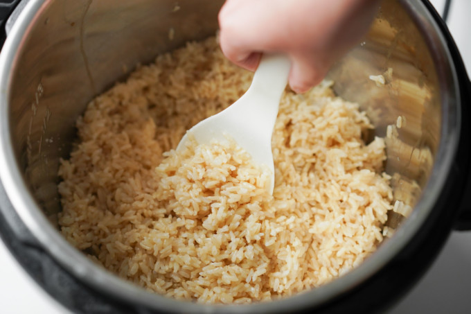 fluffing cooked brown rice