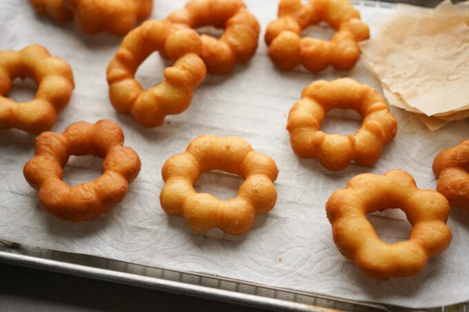 fried mochi donuts on cooling rack