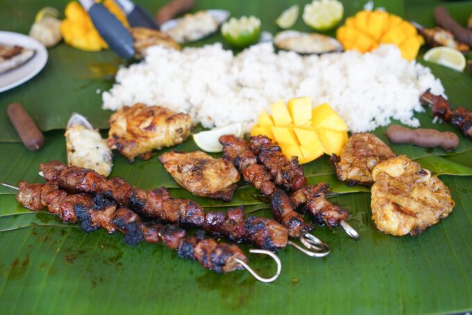 kamayan food on banana leaves