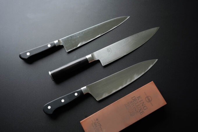 https://www.hungryhuy.com/wp-content/uploads/kitchen-knives-680x453.jpg