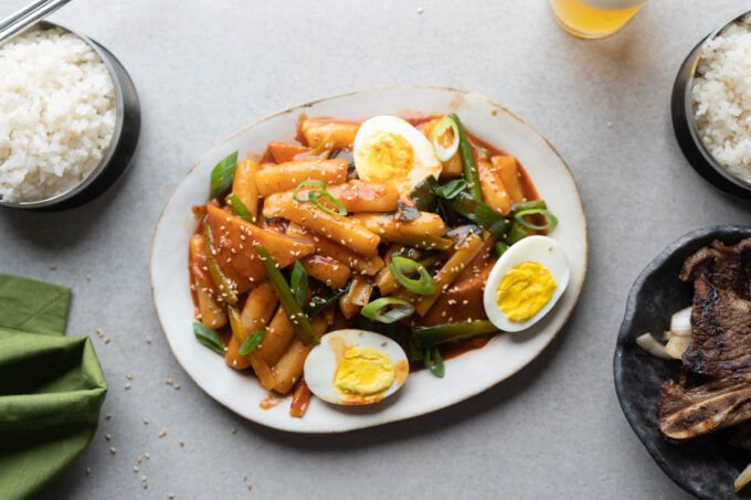 assiette de tteokbokki coréen