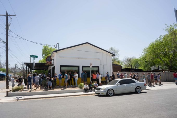 line wrapped around the building at la Barbecue