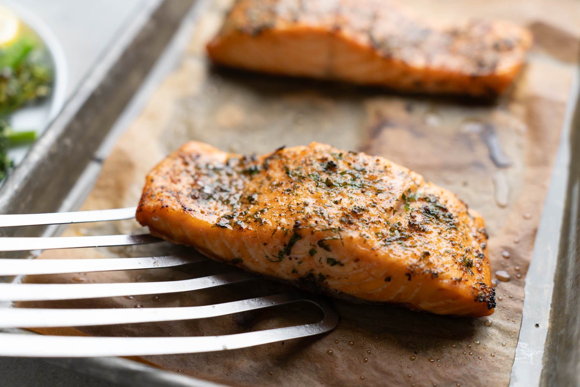 Broiled Salmon Filets Recipe (Quick & Easy!) - Hungry Huy