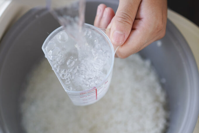 How To Cook Rice in a Rice Cooker - Hungry Huy