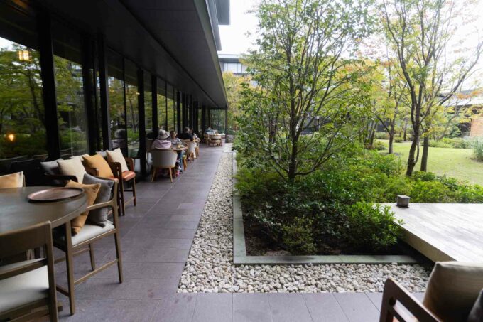 Mitsui Hotel - outdoor breakfast seating and garden area