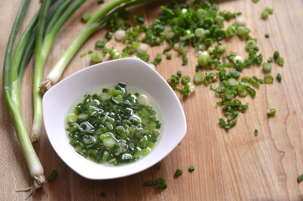 mo hanh / scallion in oil condiment in a plate