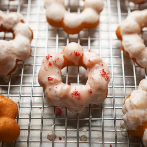 Mochi Donut Recipe (Crispy & Chewy Pon de Ring Donuts) - Hungry Huy