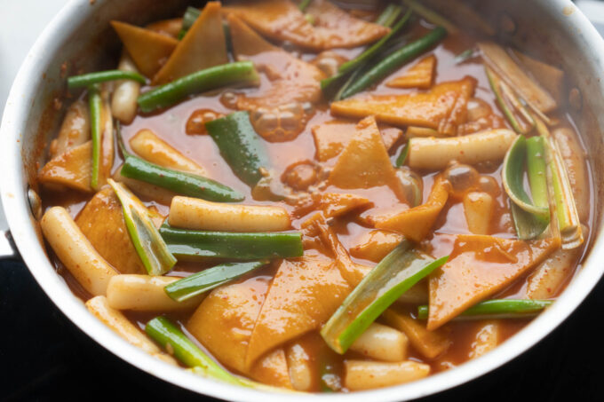 tteokbokki bouillonnant dans une casserole