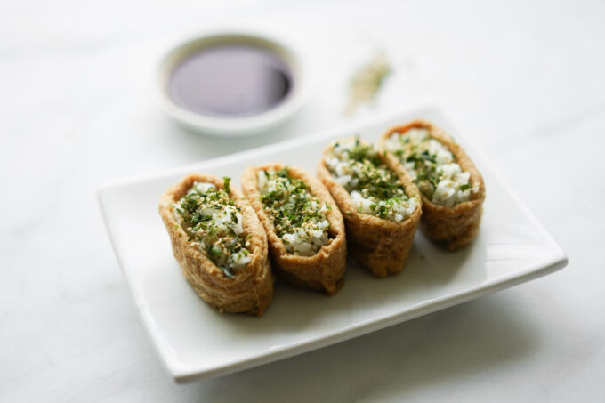 assiette d'inari au furikake et sauce soja