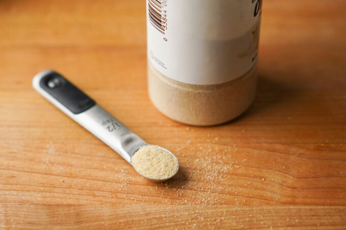 onion powder on a measuring spoon