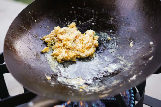 cooked scrambled eggs in wok