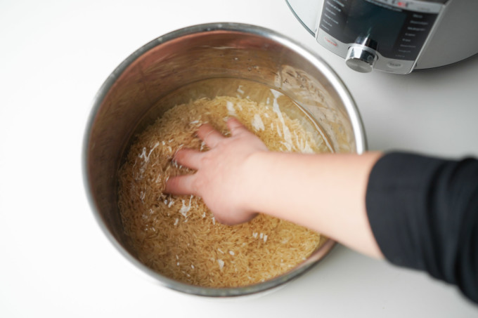 rinsing brown rice with water