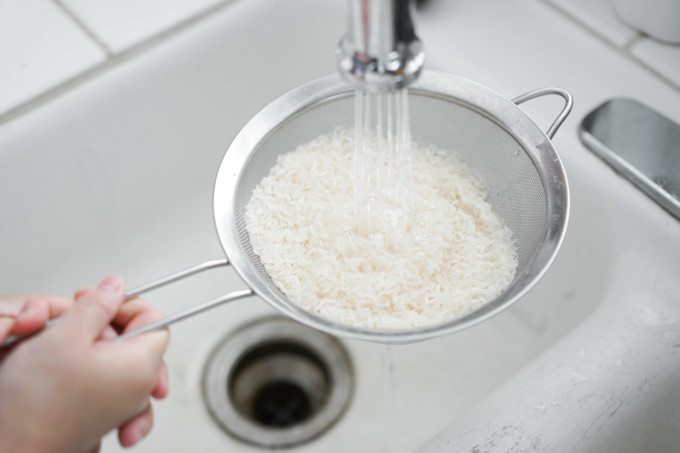 rinsing rice in sink