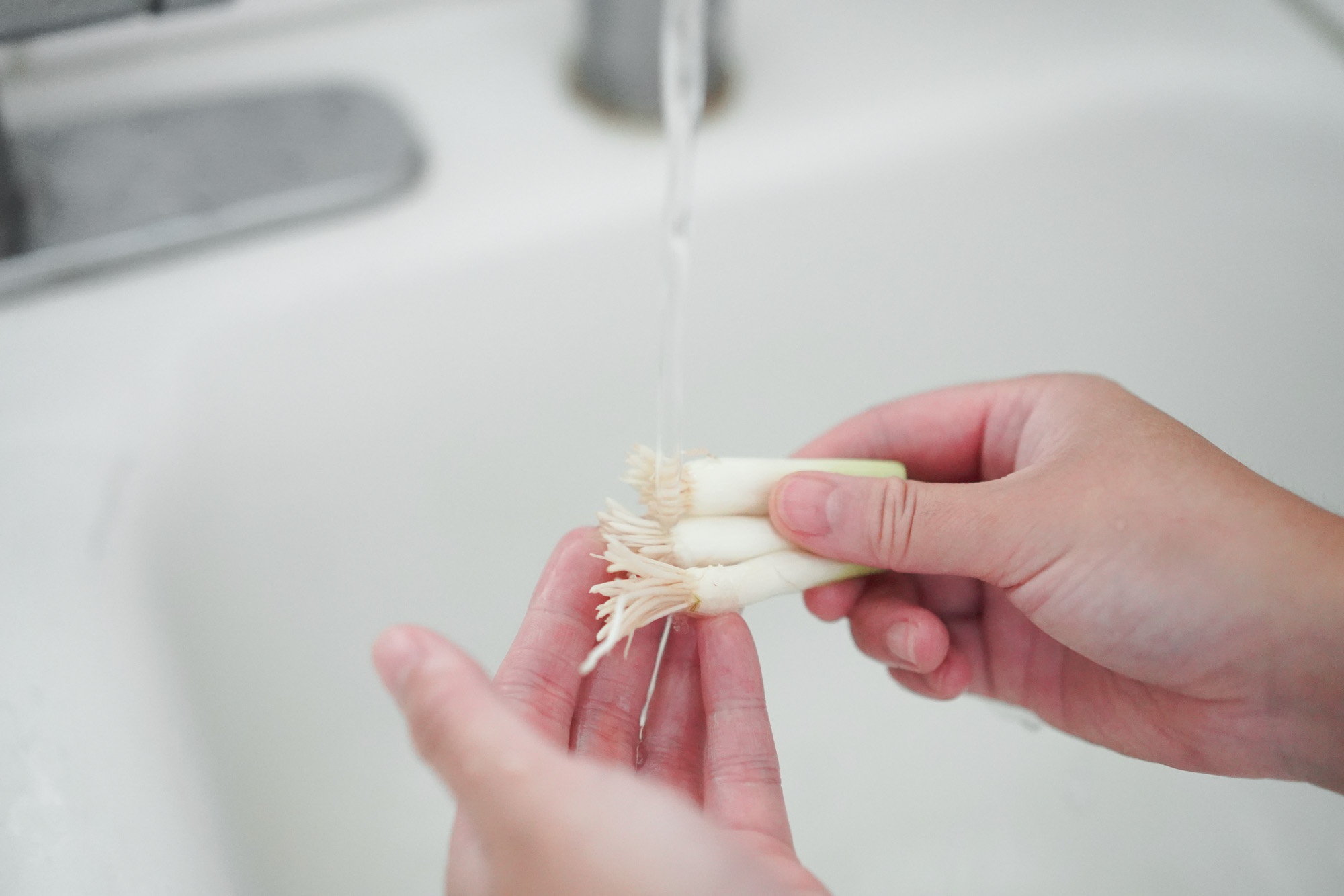 rinsing cut green onions under water