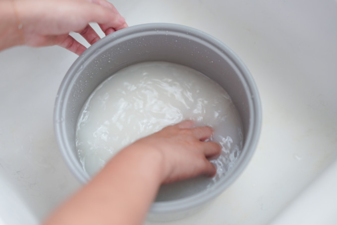 rinsing rice in a pot