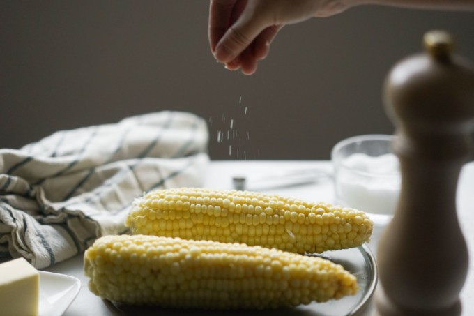 seasoning corn with salt