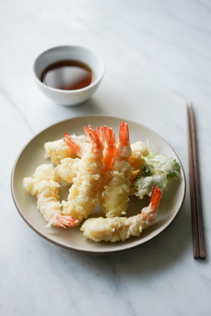 plate of shrimp tempura and dipping sauce