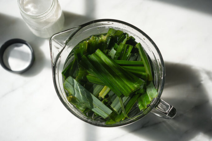 defrosting pandan leaves in water