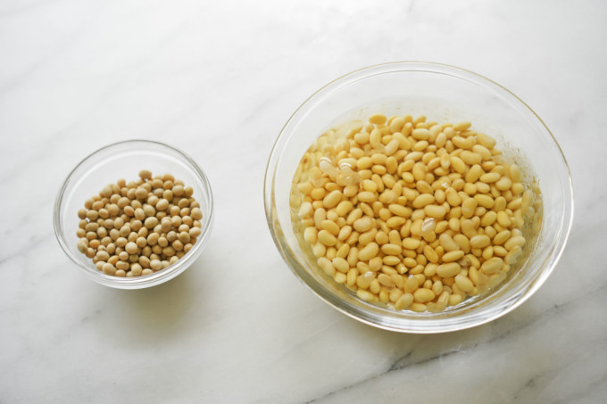 soaking dry soy beans in water