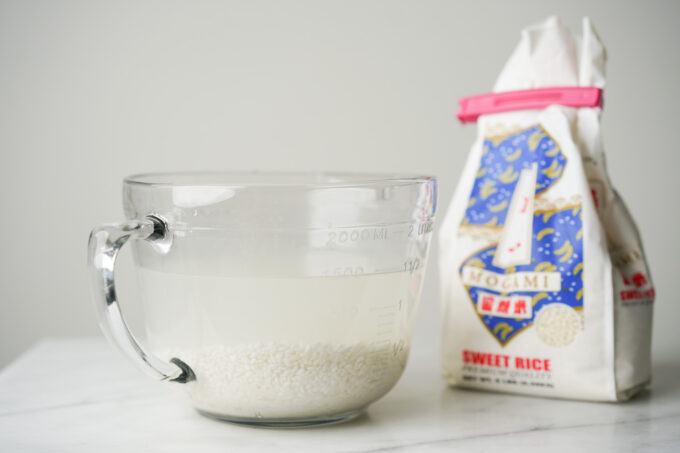 soaking glutinous rice in water