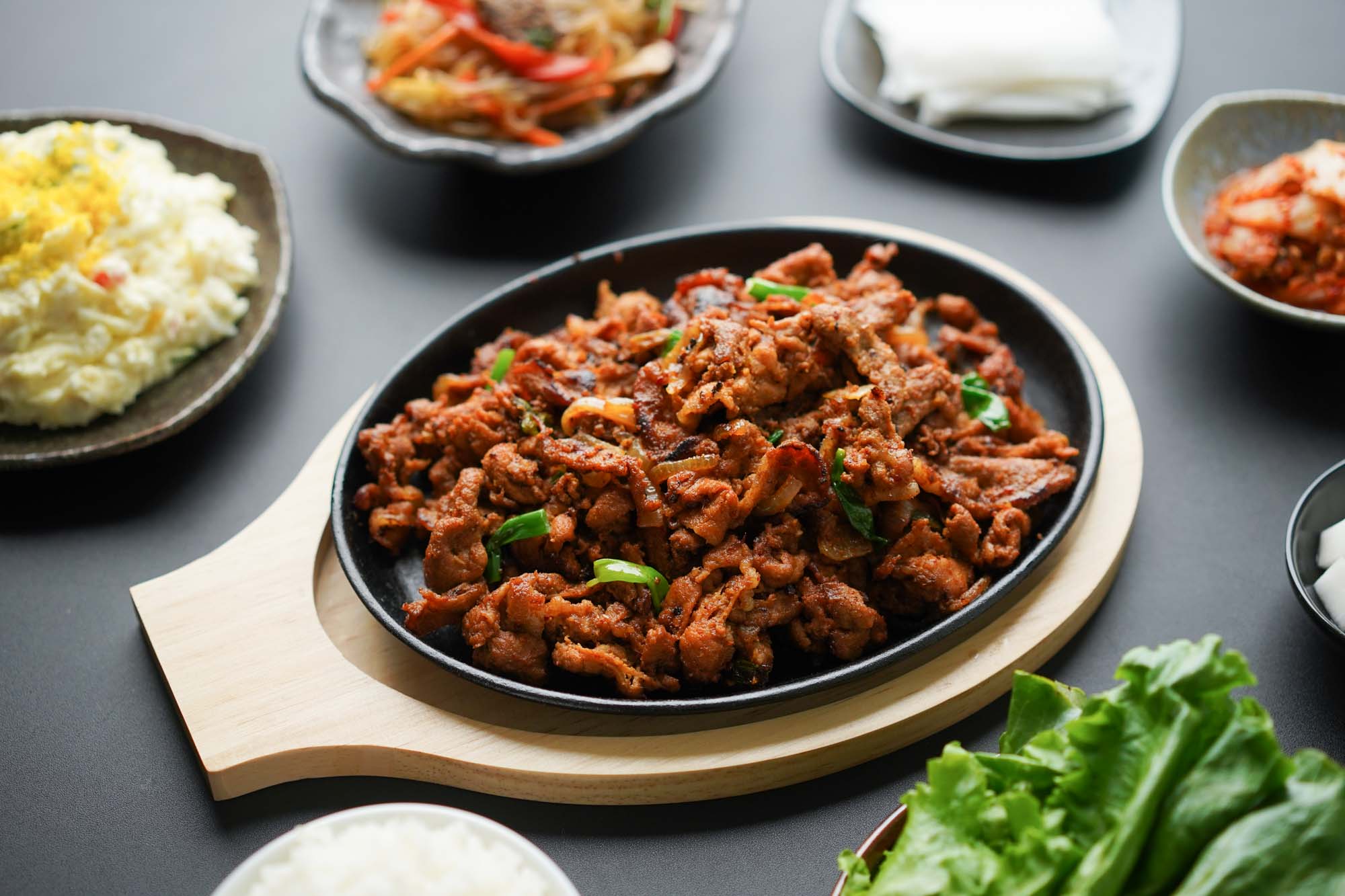 spicy pork bulgogi on sizzling plate