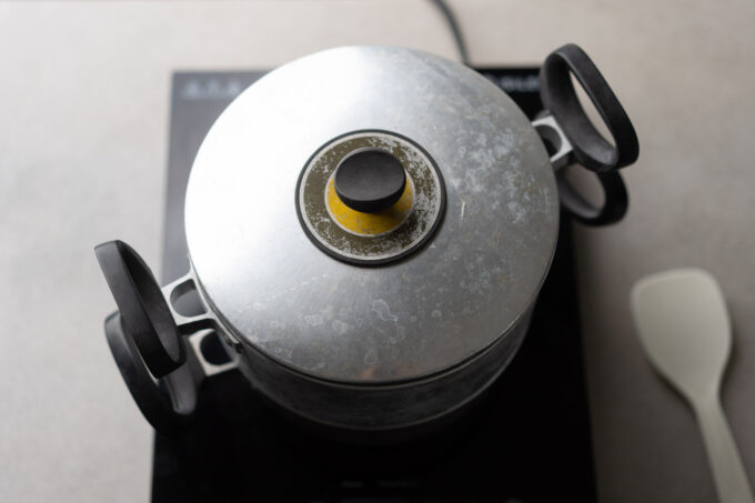 lid on top of steamer pot