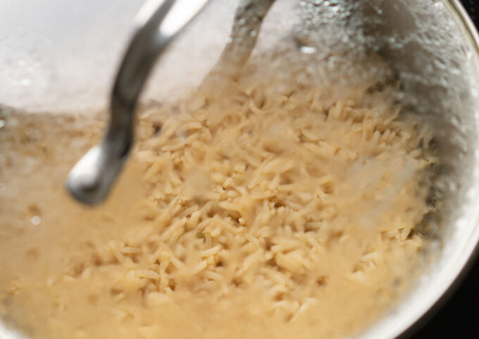 cooking rice with lid covered