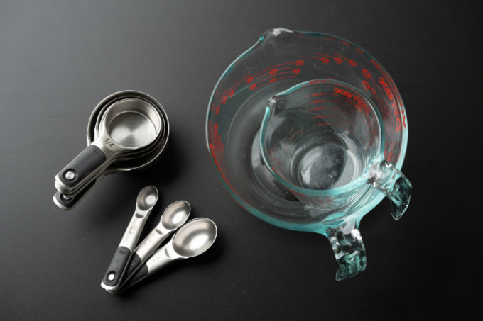 steel dry measuring tools, glass liquid measuring cups